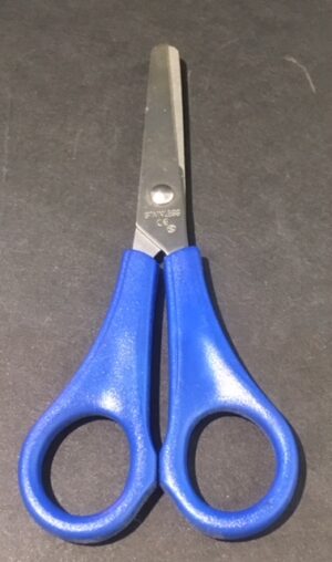 Kinderschere mit blauen Augen