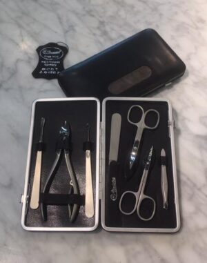 Manicure schwarz mit Gravurplatte Manicure Etui mit Edelstahl - Gravurplatte. Metallrahmen, rostfrei; Amalfi - Vollrindleder, schwarz Maße: 150 x 102 mm