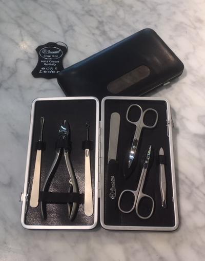 Manicure schwarz mit Gravurplatte Manicure Etui mit Edelstahl - Gravurplatte. Metallrahmen, rostfrei; Amalfi - Vollrindleder, schwarz Maße: 150 x 102 mm