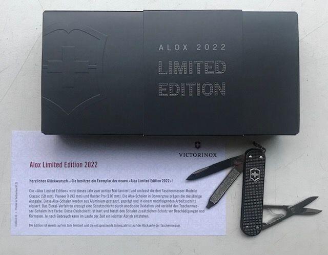 VICTORINOX Classic 2022 grau