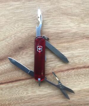 Victorinox Classic mit Kugelschreiber und Kapselheber, rot transparent