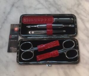 ZWILLING Solingen Manicure inox rot 2 Scheren Rahmen-Etui, rotes Lack-Leder