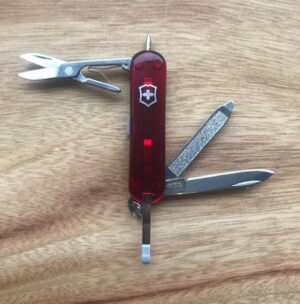 Victorinox Classic mit Kugelschreiber, rot transparent