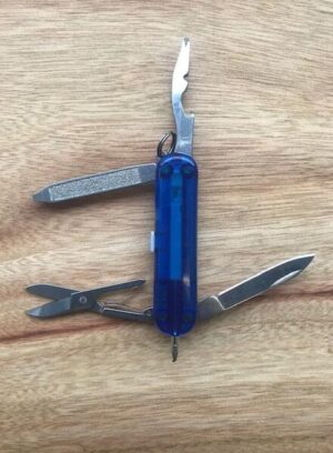Victorinox Classic mit Kugelschreiber und Kapselheber, blau transparent